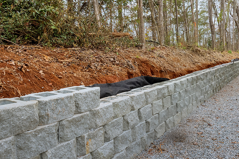 Retaining wall with lighting